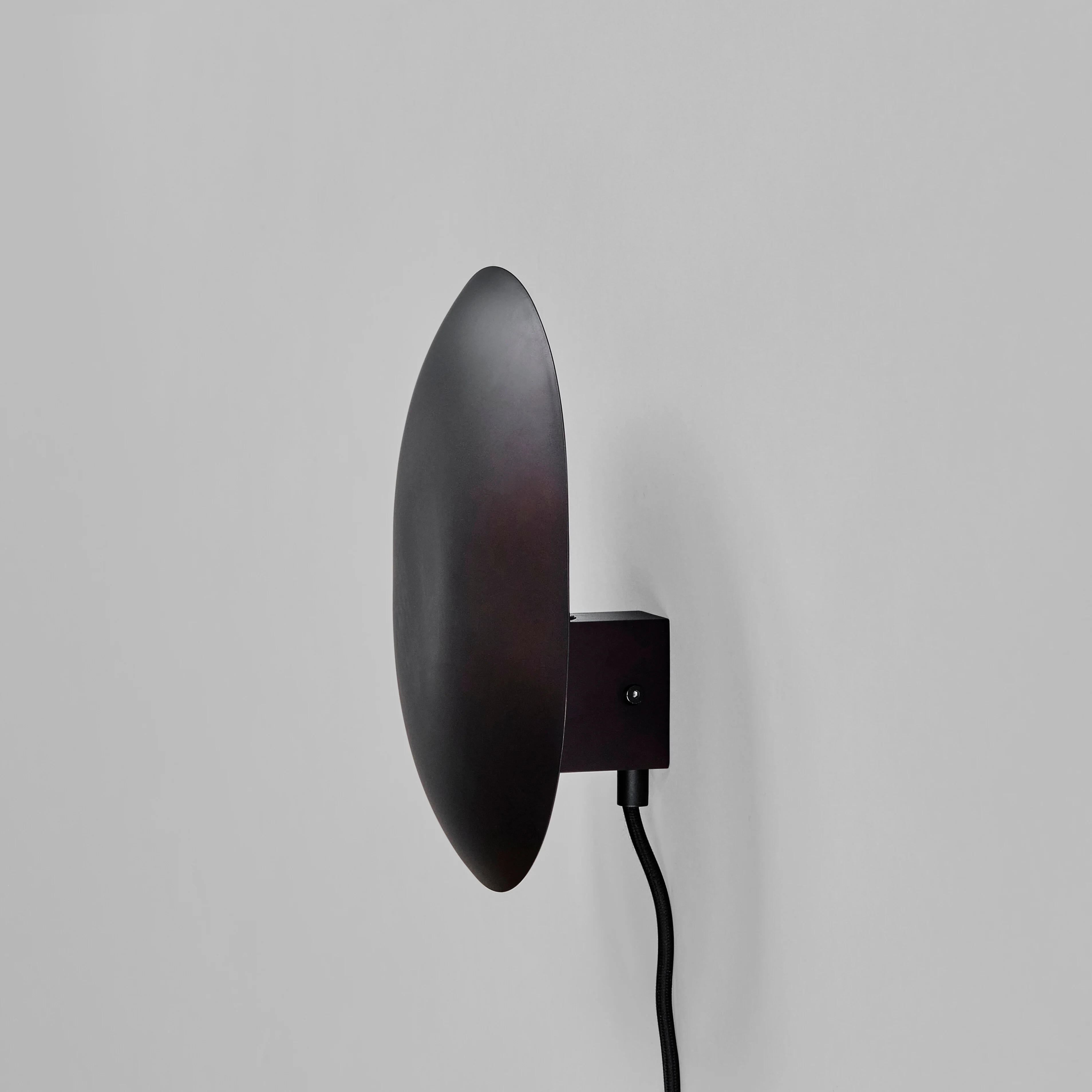 Clam Wall Lamp - Burned Black - Image 3