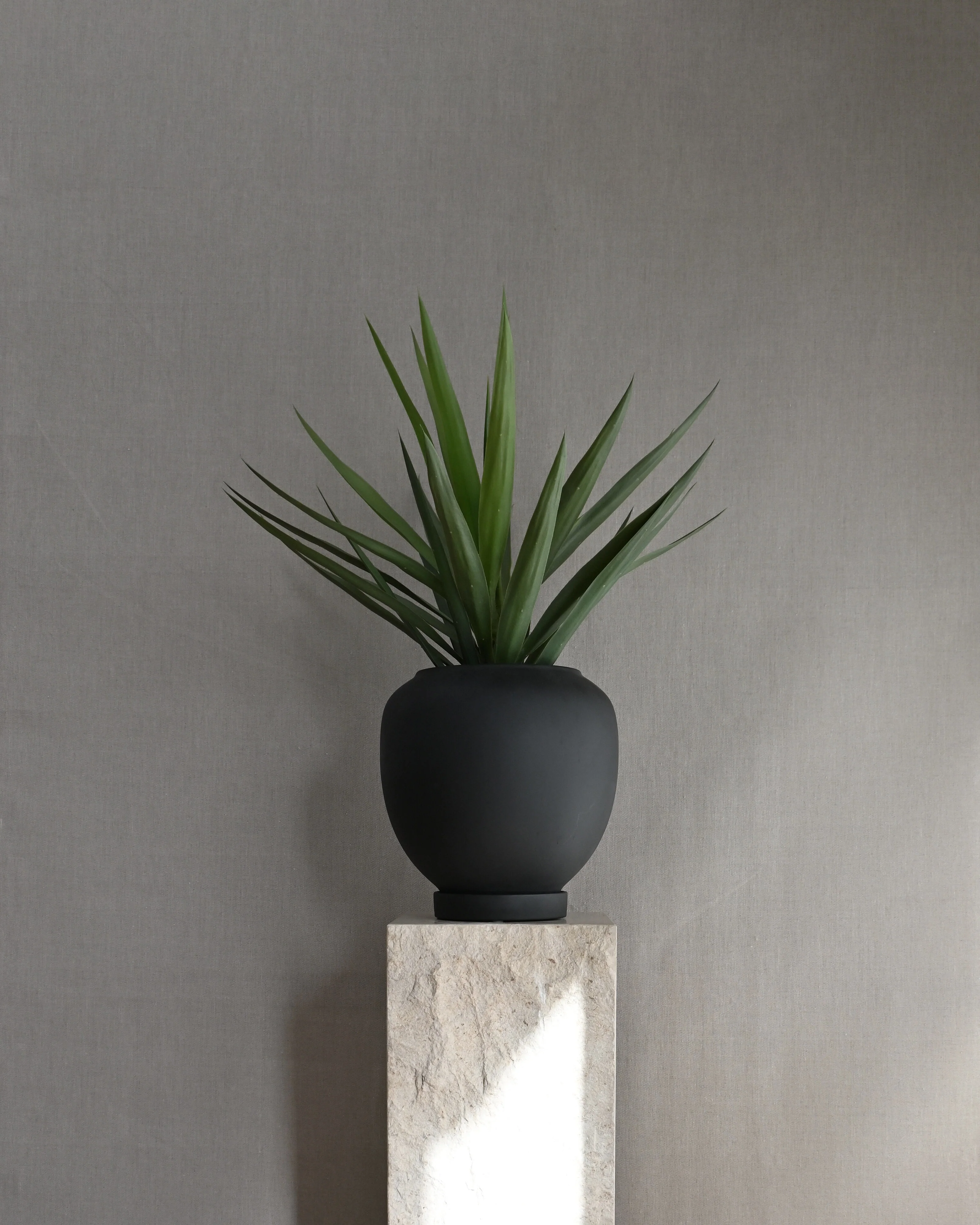 Sunao Plant Pot, Medio - Black - Image 4