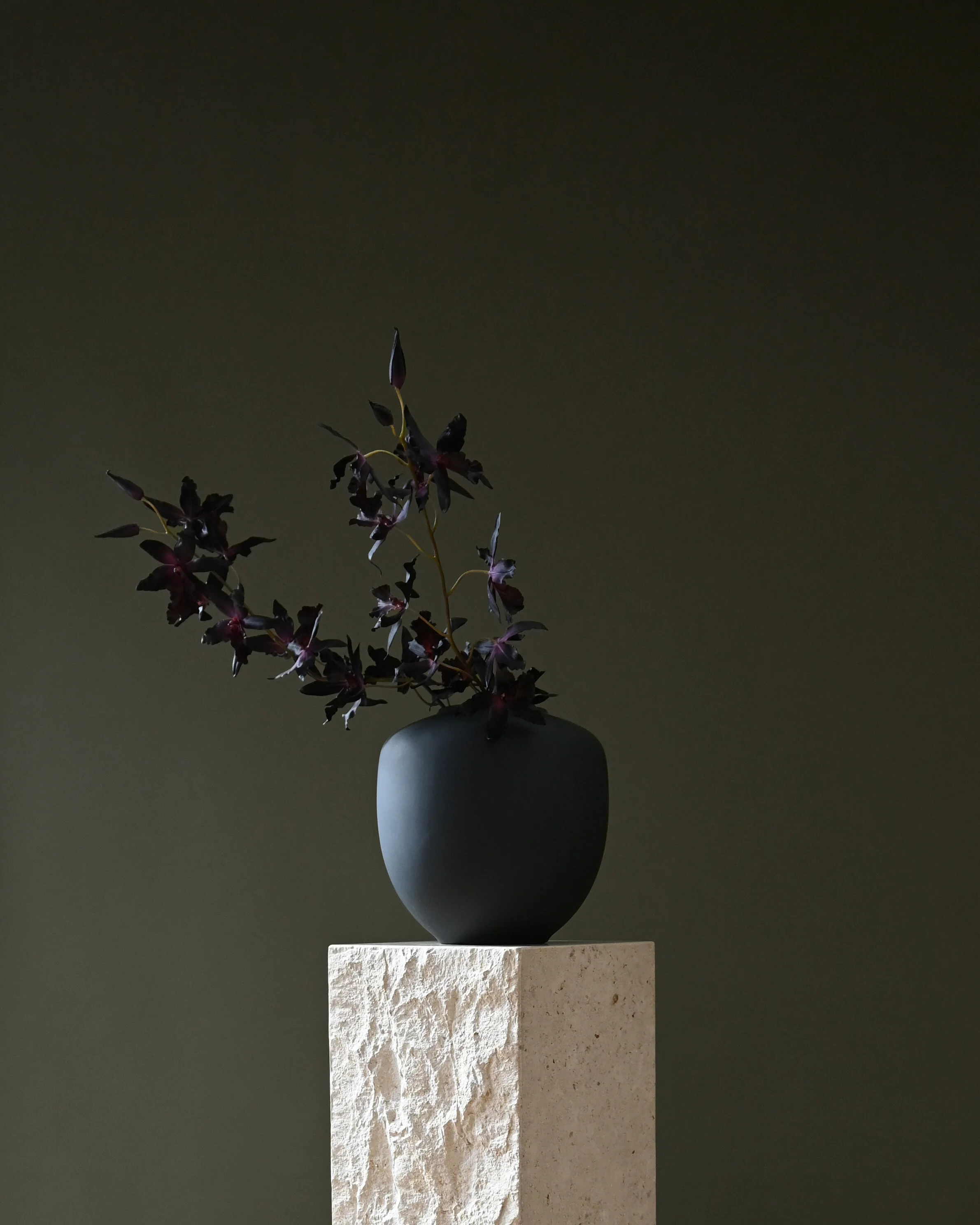 Sunao Vase, Medio - Black - Image 6